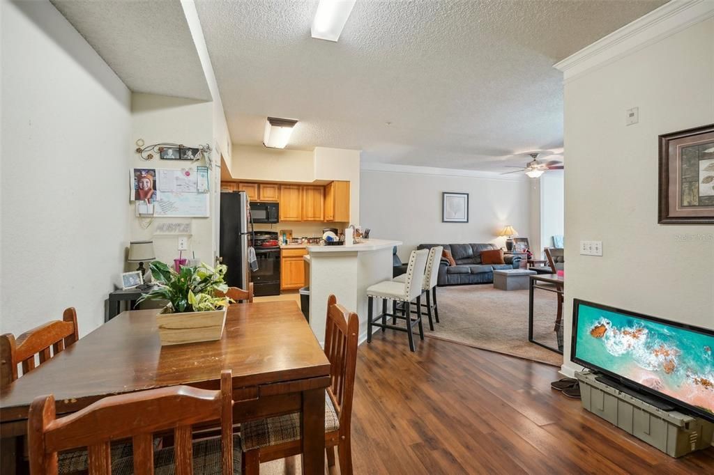 For Sale: $187,900 (1 beds, 1 baths, 915 Square Feet)