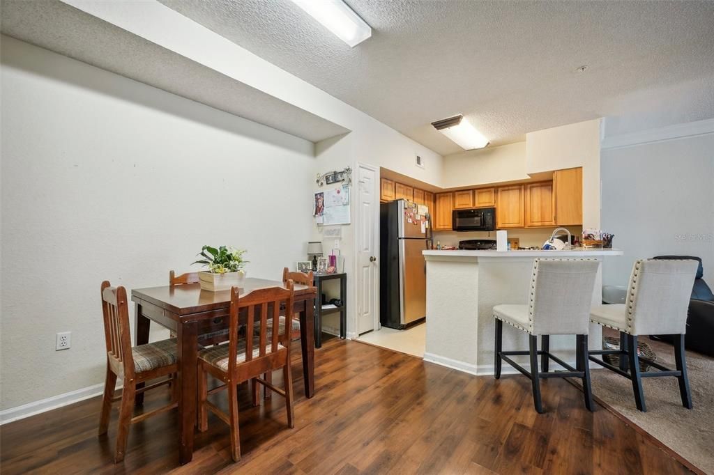 For Sale: $187,900 (1 beds, 1 baths, 915 Square Feet)