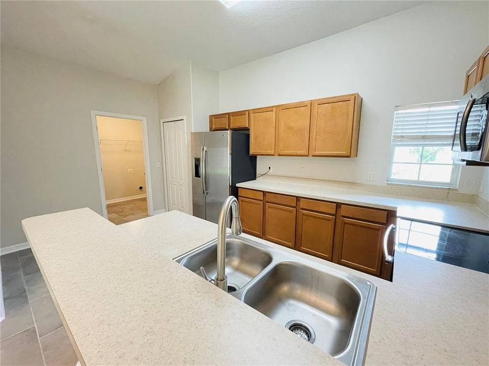 For Rent: $2,149 (4 beds, 2 baths, 1564 Square Feet)