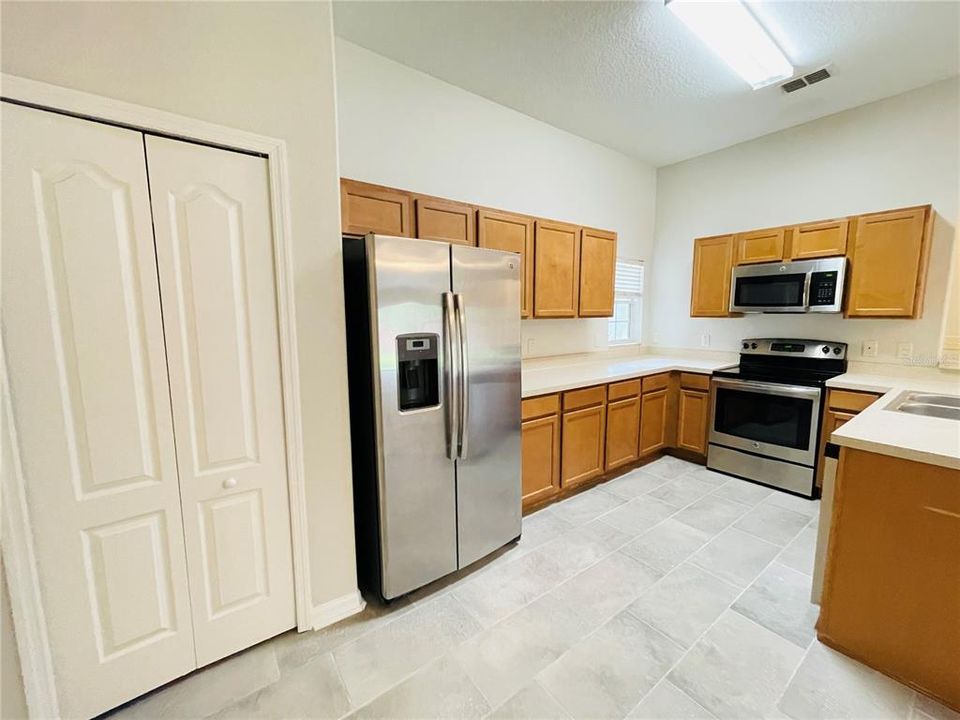 For Rent: $2,149 (4 beds, 2 baths, 1564 Square Feet)