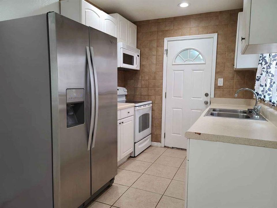 For Sale: $275,000 (2 beds, 1 baths, 945 Square Feet)