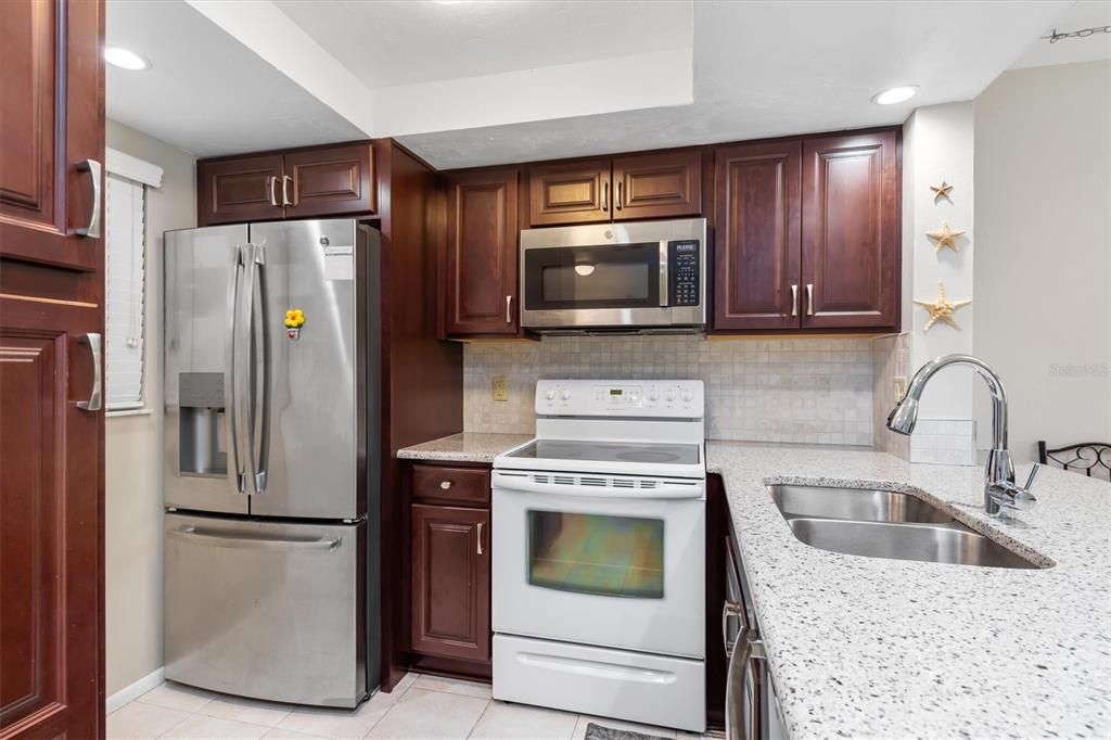 Active With Contract: $165,000 (2 beds, 2 baths, 886 Square Feet)