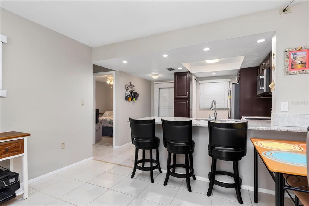 Active With Contract: $165,000 (2 beds, 2 baths, 886 Square Feet)