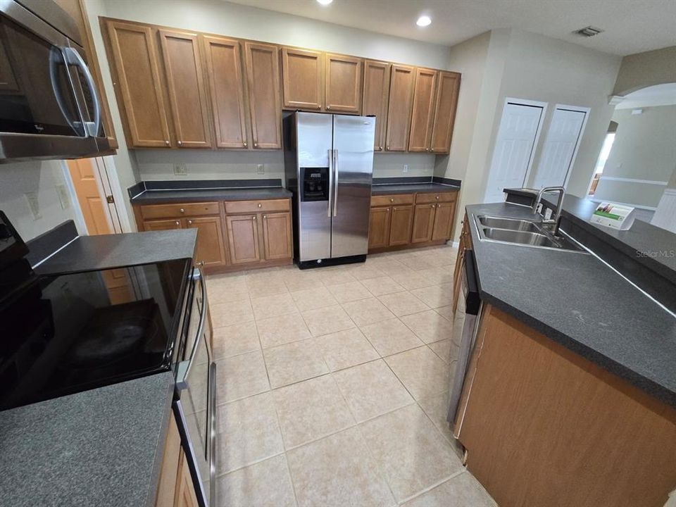 Active With Contract: $409,900 (3 beds, 2 baths, 2434 Square Feet)