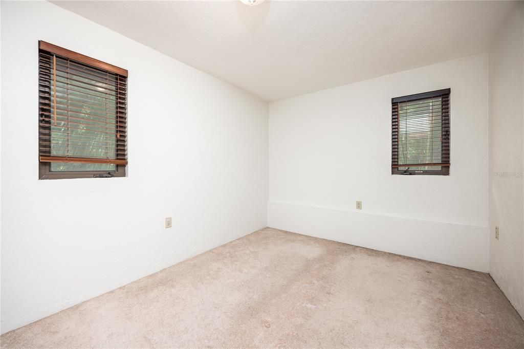 Second bedroom in Carriage House, no closets