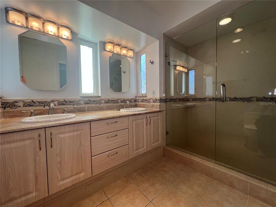 This updated bathroom has a heated ceiling lamp in case you need to warm up after being in the pool, or staying warm after a nice shower!