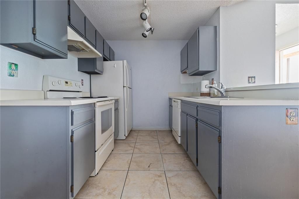 For Rent: $1,700 (1 beds, 1 baths, 729 Square Feet)