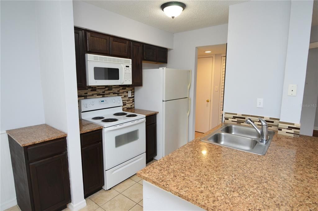 Active With Contract: $1,285 (1 beds, 1 baths, 622 Square Feet)