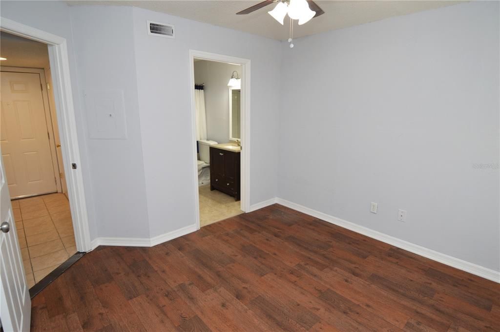 Active With Contract: $1,285 (1 beds, 1 baths, 622 Square Feet)