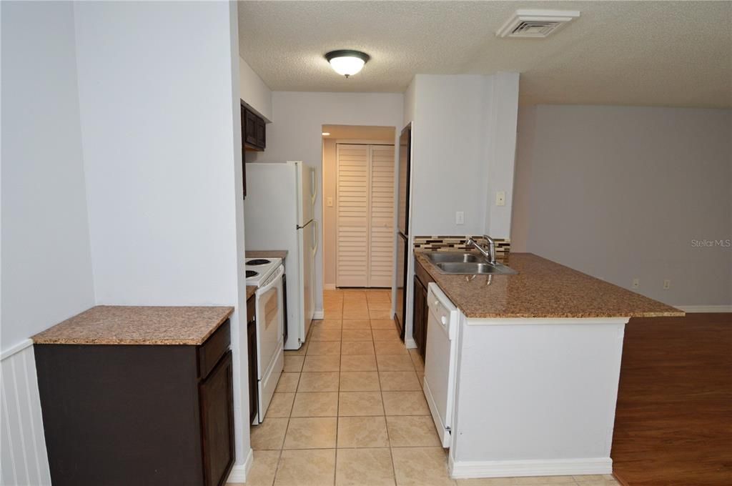 Active With Contract: $1,285 (1 beds, 1 baths, 622 Square Feet)