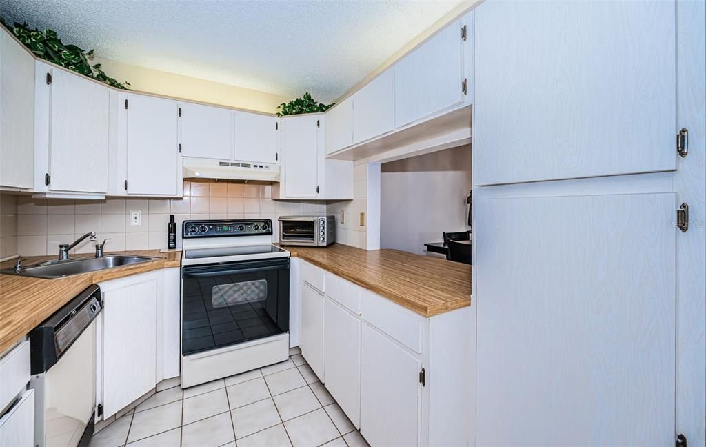 For Sale: $204,900 (2 beds, 2 baths, 1038 Square Feet)