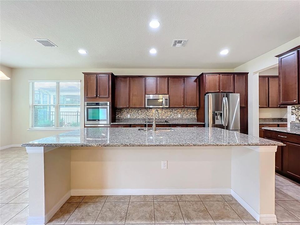 Oversized central kitchen island