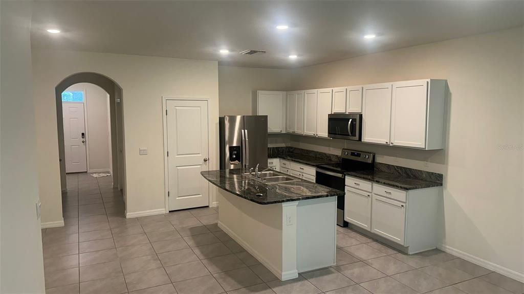 For Rent: $2,000 (3 beds, 2 baths, 1673 Square Feet)