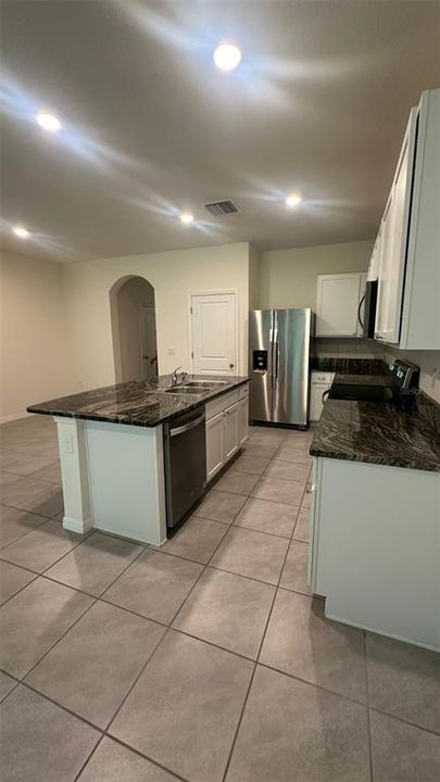 For Rent: $2,000 (3 beds, 2 baths, 1673 Square Feet)