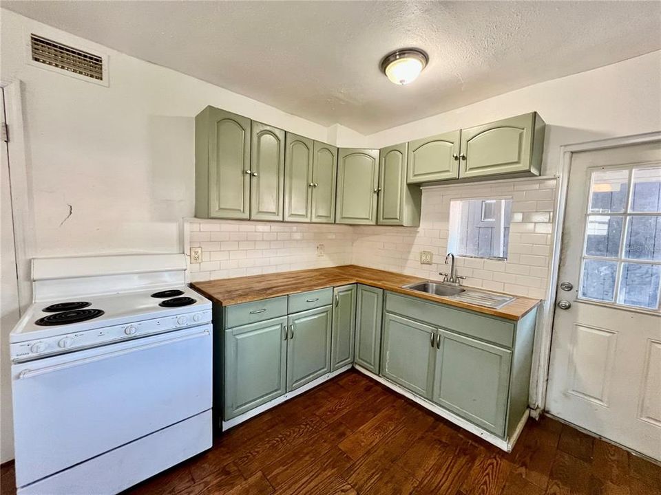 For Rent: $1,195 (1 beds, 1 baths, 400 Square Feet)