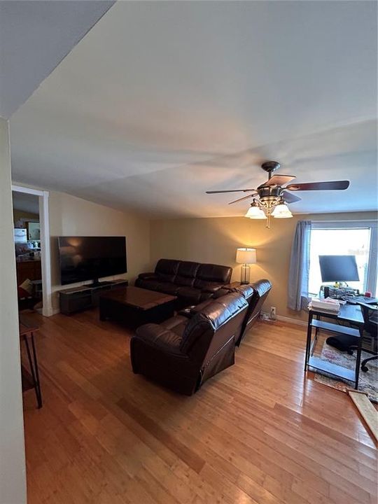 Active With Contract: $195,000 (3 beds, 2 baths, 1512 Square Feet)