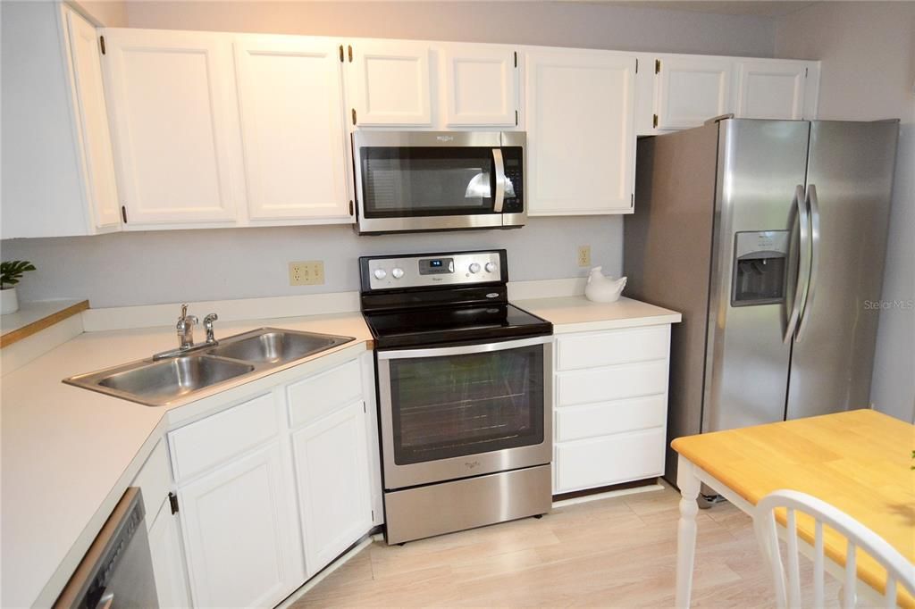 For Sale: $235,000 (2 beds, 2 baths, 975 Square Feet)