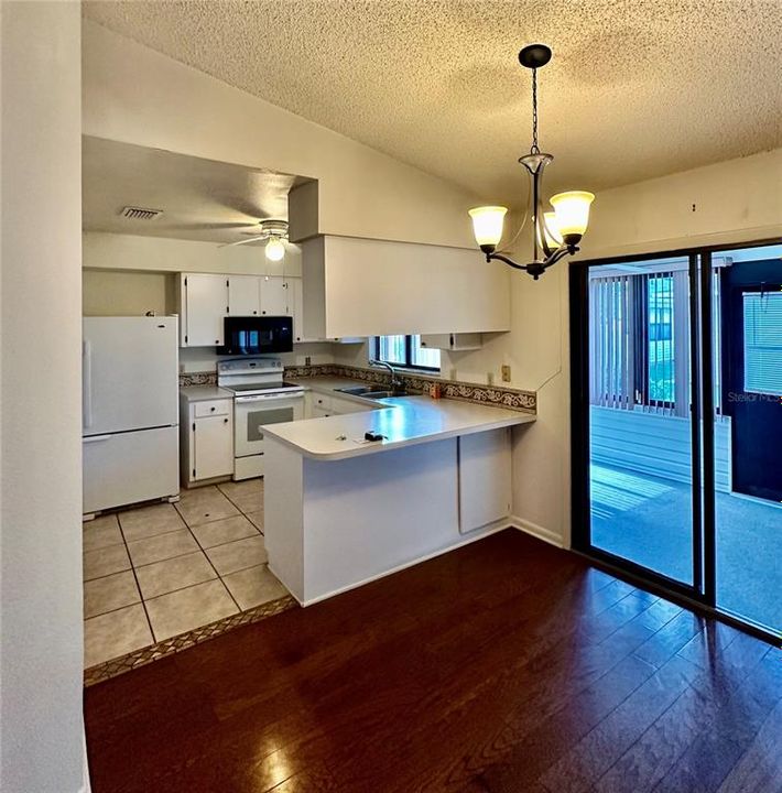 For Sale: $289,900 (2 beds, 2 baths, 1305 Square Feet)