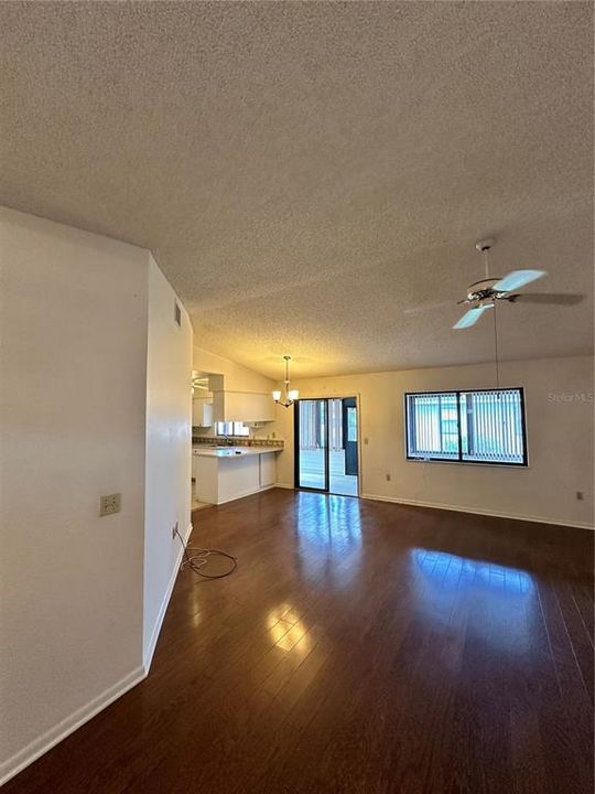 合同活跃: $194,900 (2 贝兹, 2 浴室, 1305 平方英尺)