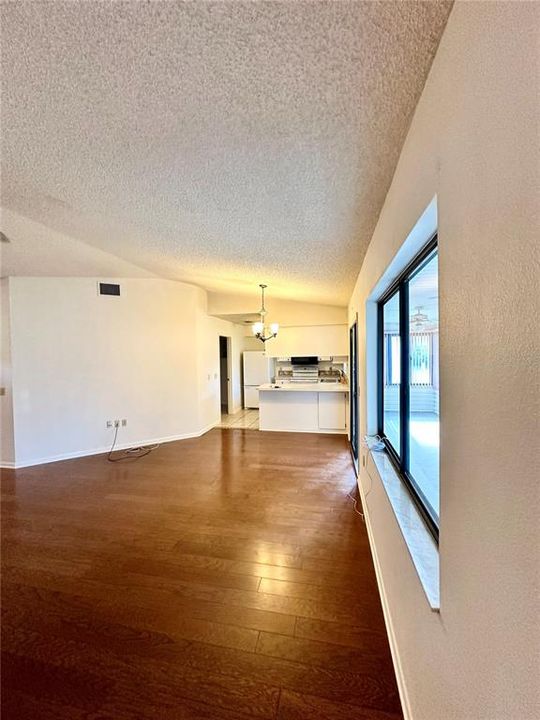 For Sale: $289,900 (2 beds, 2 baths, 1305 Square Feet)