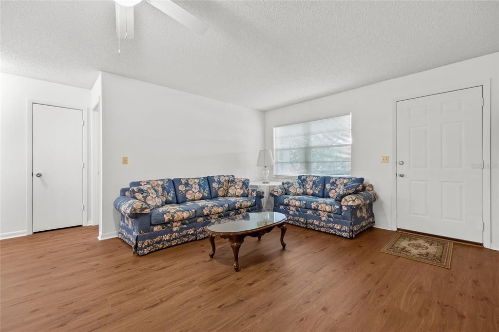 Active With Contract: $154,900 (2 beds, 2 baths, 1366 Square Feet)