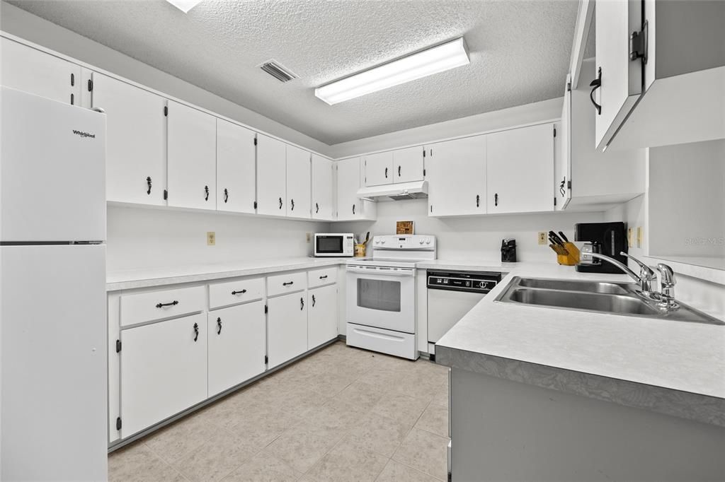 Active With Contract: $154,900 (2 beds, 2 baths, 1366 Square Feet)