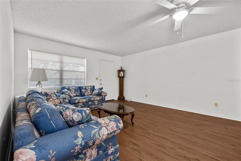 Active With Contract: $154,900 (2 beds, 2 baths, 1366 Square Feet)