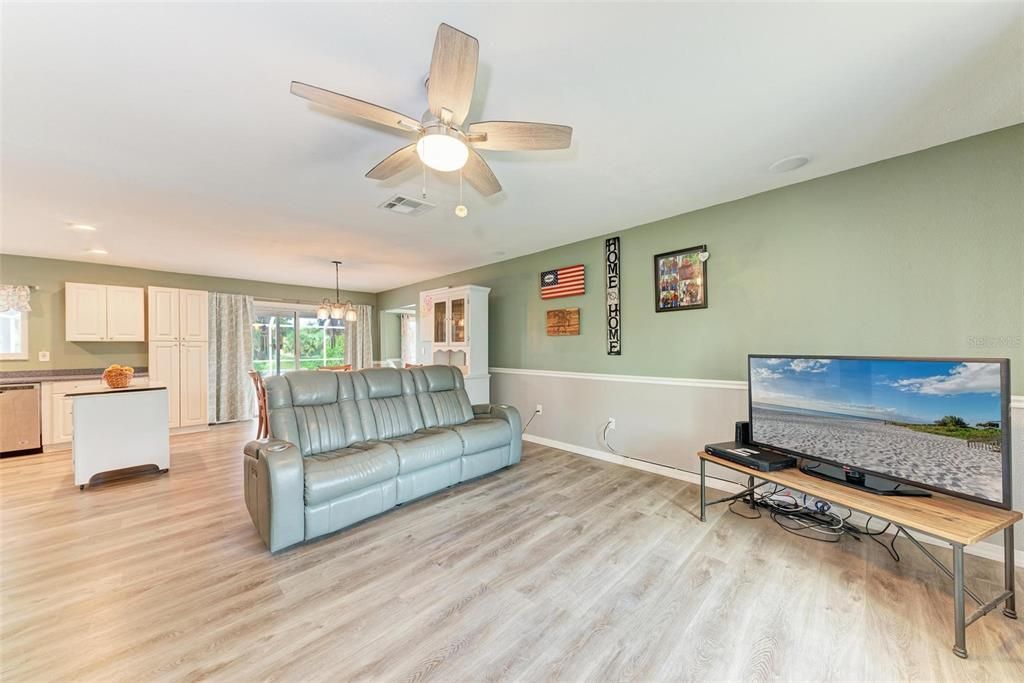 Active With Contract: $375,000 (3 beds, 2 baths, 1590 Square Feet)