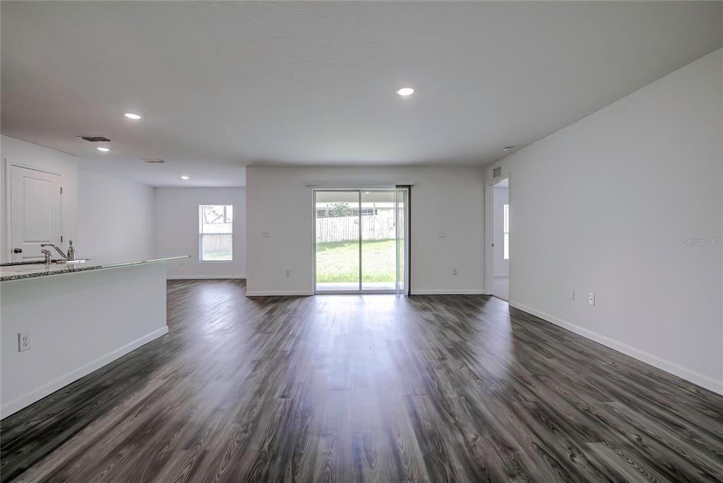 For Rent: $2,145 (4 beds, 2 baths, 1811 Square Feet)