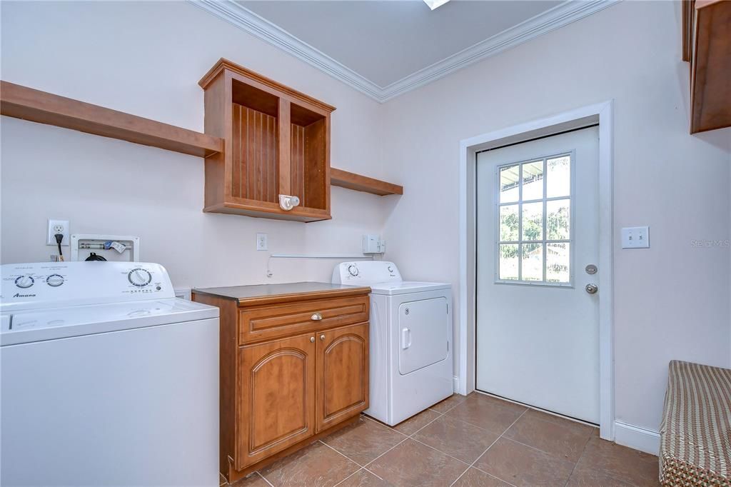 Spacious laundry room!