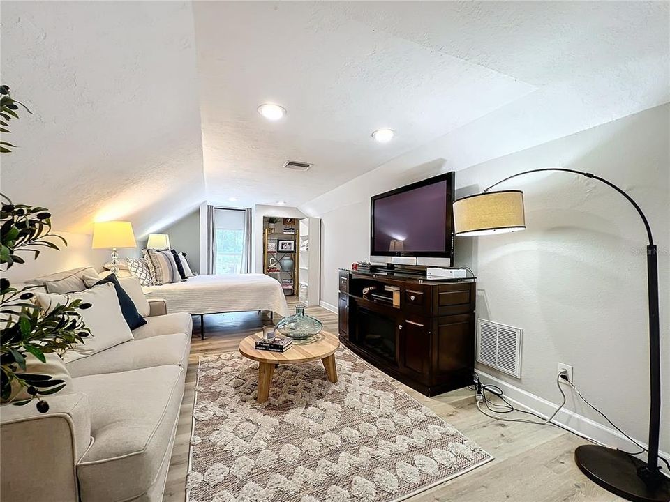 walk into this ample space 4th bedroom sitting area combo