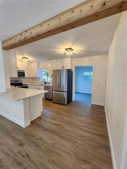 Active With Contract: $334,900 (2 beds, 1 baths, 967 Square Feet)