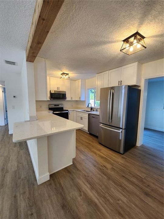 Active With Contract: $334,900 (2 beds, 1 baths, 967 Square Feet)