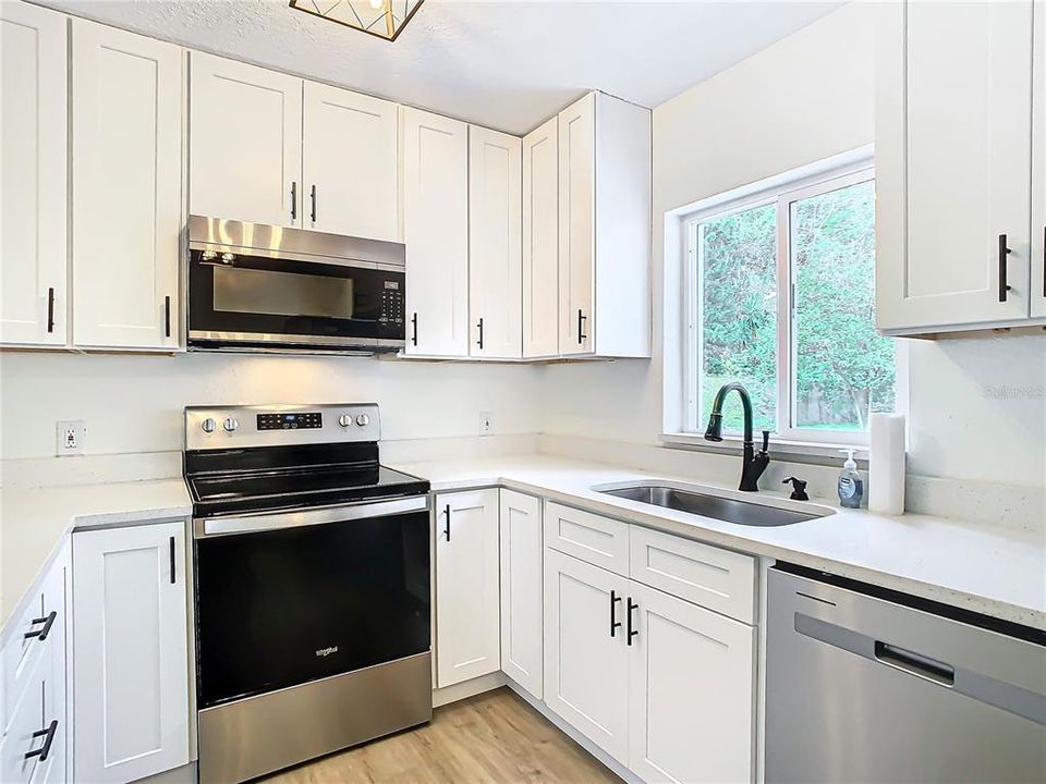 Active With Contract: $334,900 (2 beds, 1 baths, 967 Square Feet)