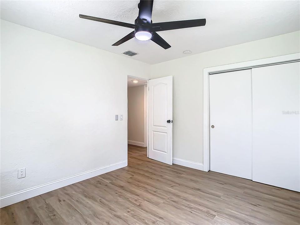 Active With Contract: $334,900 (2 beds, 1 baths, 967 Square Feet)