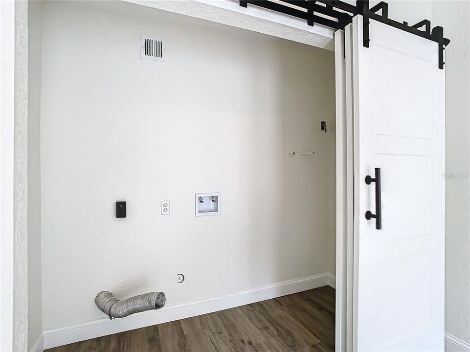 Active With Contract: $334,900 (2 beds, 1 baths, 967 Square Feet)