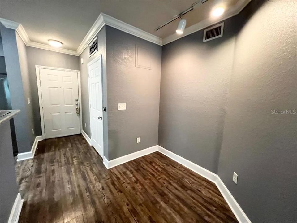 Active With Contract: $1,525 (1 beds, 1 baths, 739 Square Feet)