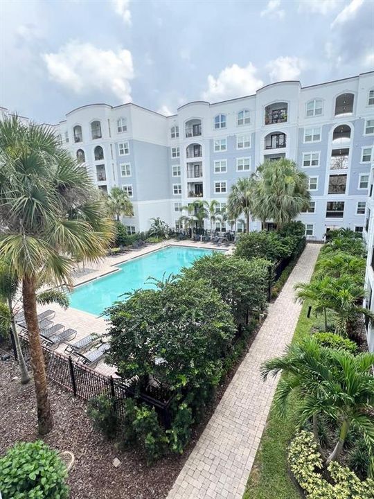 Active With Contract: $1,525 (1 beds, 1 baths, 739 Square Feet)