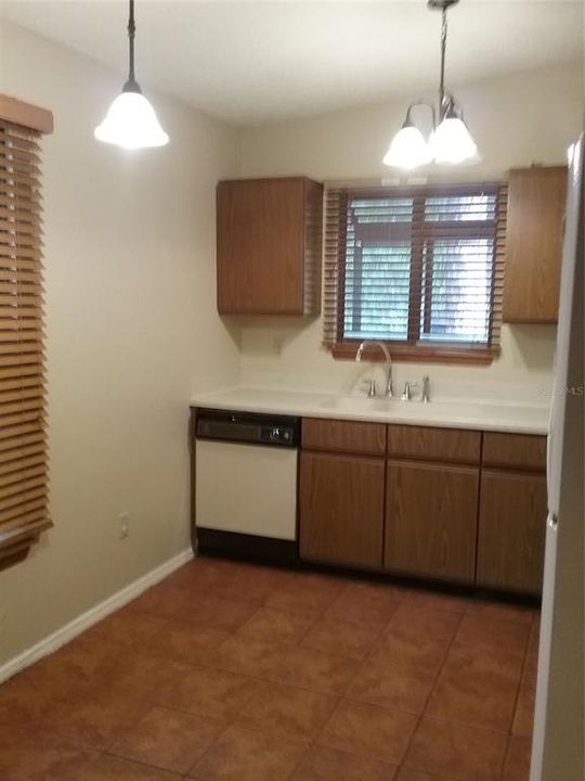 For Rent: $1,325 (2 beds, 1 baths, 976 Square Feet)