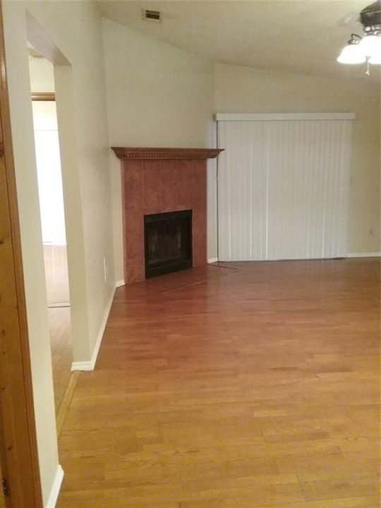 For Rent: $1,325 (2 beds, 1 baths, 976 Square Feet)