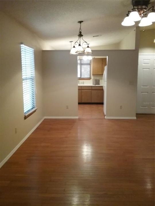 For Rent: $1,325 (2 beds, 1 baths, 976 Square Feet)