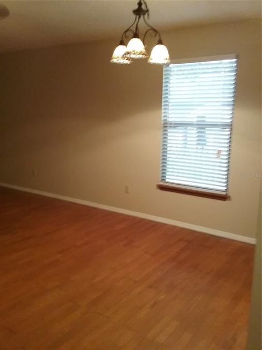 For Rent: $1,325 (2 beds, 1 baths, 976 Square Feet)