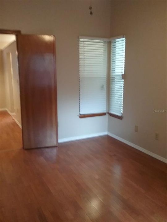 For Rent: $1,325 (2 beds, 1 baths, 976 Square Feet)