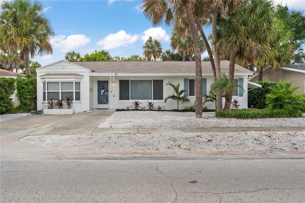 For Sale: $699,000 (3 beds, 2 baths, 1749 Square Feet)