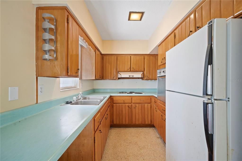 Active With Contract: $165,000 (3 beds, 1 baths, 936 Square Feet)