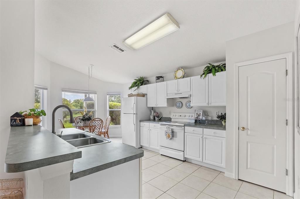 For Sale: $320,000 (2 beds, 2 baths, 1417 Square Feet)