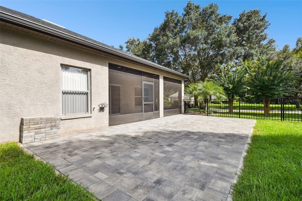 Active With Contract: $600,000 (3 beds, 2 baths, 1953 Square Feet)