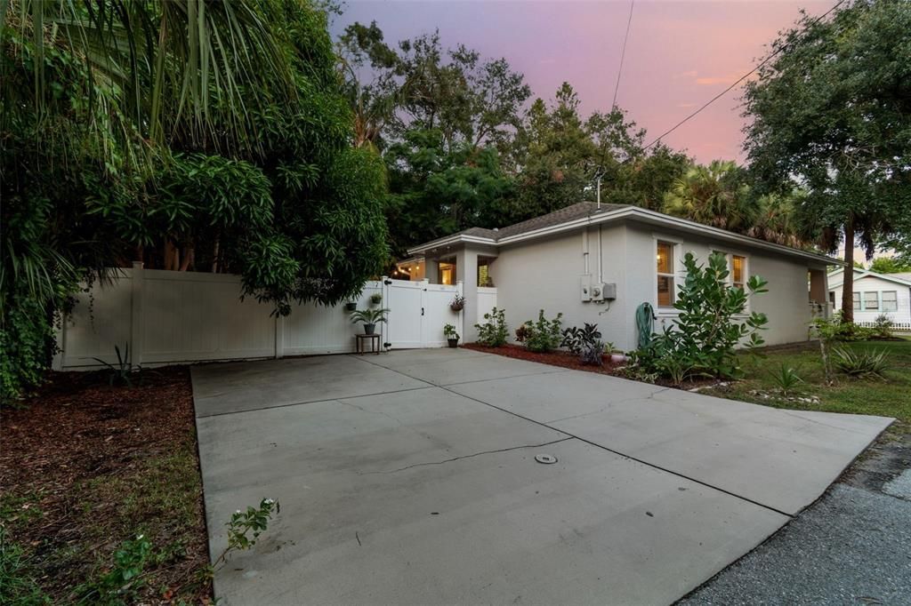 Active With Contract: $449,900 (3 beds, 2 baths, 1252 Square Feet)