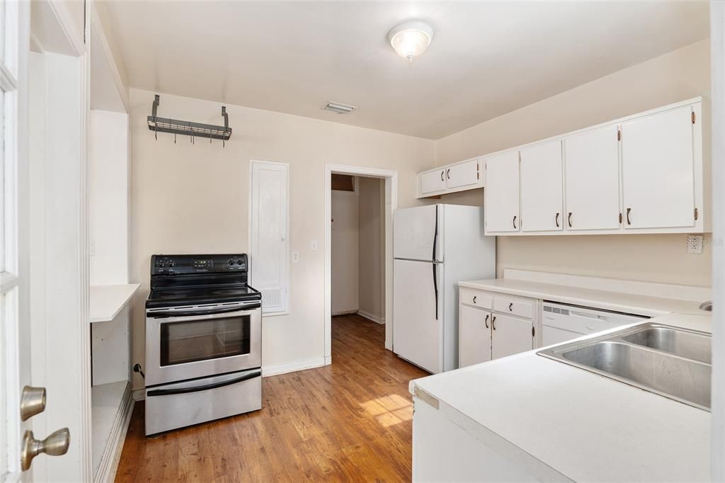 Active With Contract: $304,900 (3 beds, 1 baths, 1284 Square Feet)