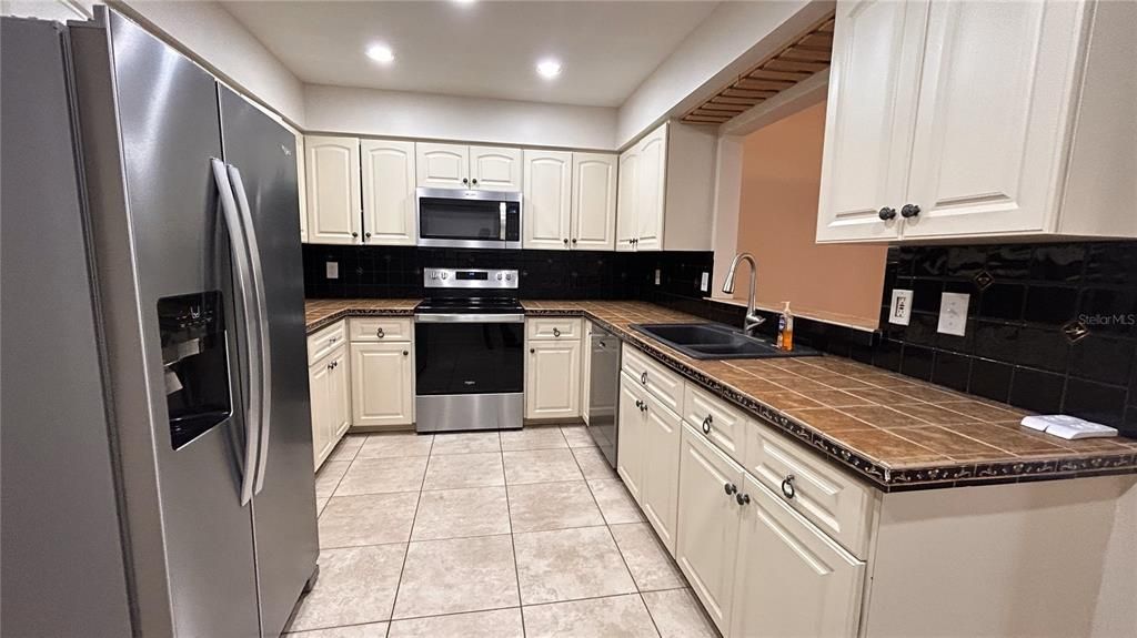 For Rent: $2,850 (2 beds, 2 baths, 2154 Square Feet)